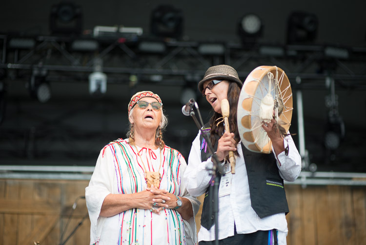 Elder Mae Louise Campbell and her daughter officially kick off Winnipeg Folk Festival 2016