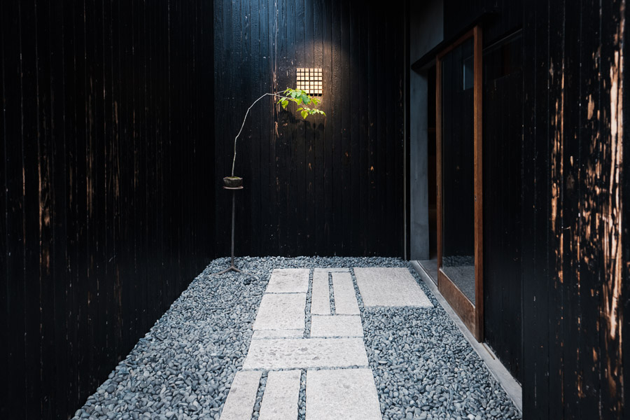 The only sign marking the entrance to perhaps the world’s foremost coffee bean library is a pointing plant against charred wood and stones carefully led to guide the way. This embodies many aspects of the unique Japanese aesthetic.