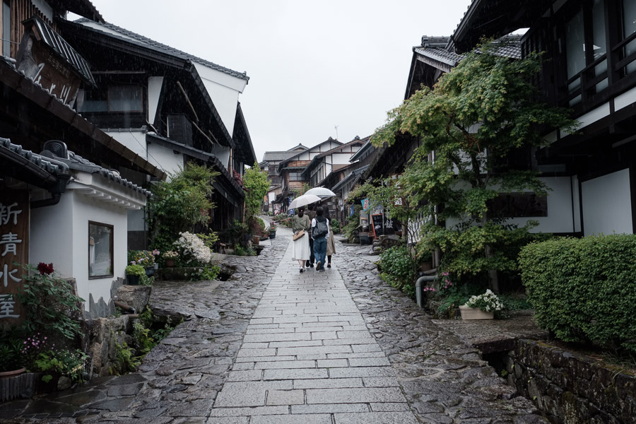 An old footpath through the mountains (the Nakasendo Trail) once served as a main route connecting Kyoto and Tokyo in the Edo period. With its designation as a historic region in the 1960s, development has been restricted and much of it remains as it was in ancient times.