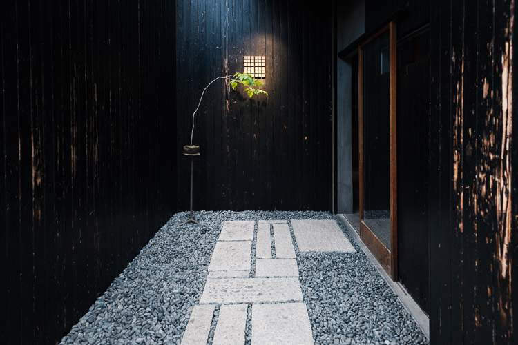 The only sign marking the entrance to perhaps the world’s foremost coffee bean library is a pointing plant against charred wood and stones carefully led to guide the way. This embodies many aspects of the unique Japanese aesthetic.