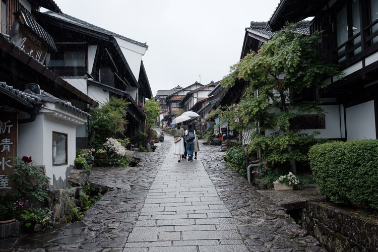 An old footpath through the mountains (the Nakasendo Trail) once served as a main route connecting Kyoto and Tokyo in the Edo period. With its designation as a historic region in the 1960s, development has been restricted and much of it remains as it was in ancient times.