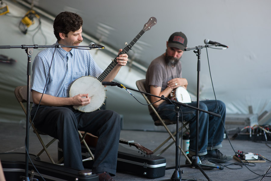 Frank Fairfield (left) and Matt The Electrician take turns on their banjos at the &ldquo;Delusions Of Banjer&rdquo; workshop.
