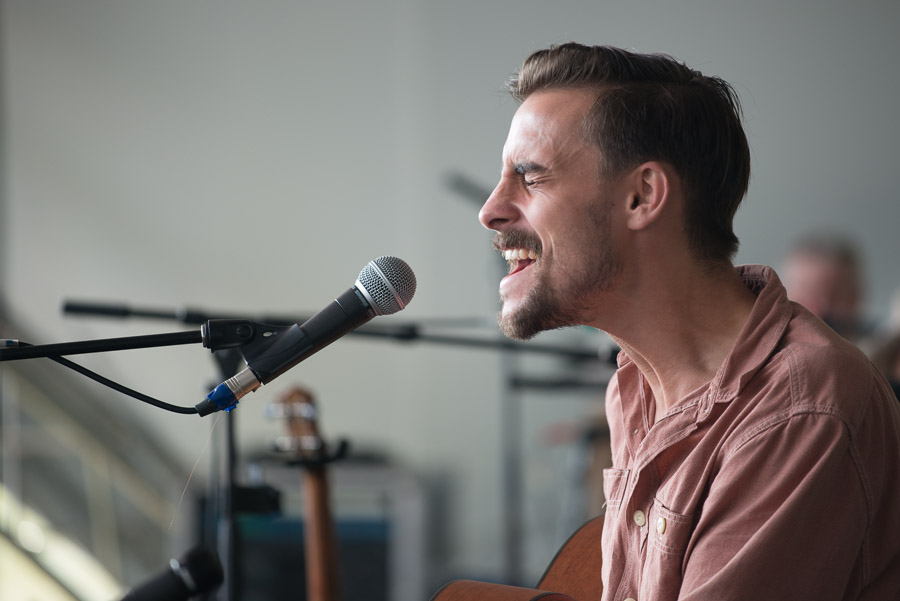 Robert Ellis sings his heart out.